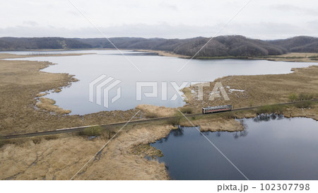 北海道標茶町のシラルトロ沼のほとりを走るキハ54 102307798