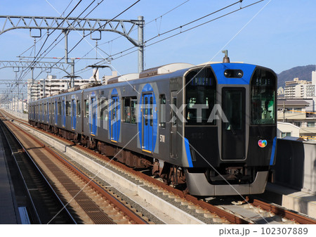 阪神　新在家駅付近を走る5700系電車 102307889