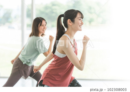 スポーツジムでダンス・エアロビレッスンをする女性達 102308003