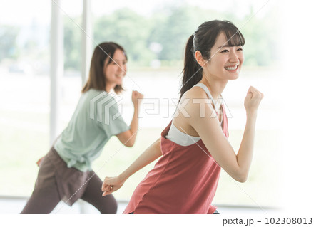 スポーツジムでダンス・エアロビレッスンをする女性達 102308013