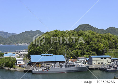 入江に停泊する掃海艇 102308233