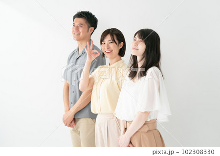 カジュアル　男女　並ぶ　ガッツポーズ 102308330