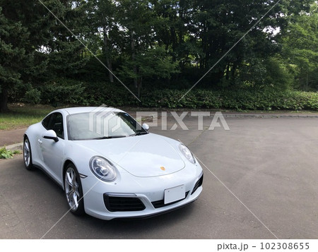 白いスポーツカー　ポルシェ911の写真（991の後期モデル、カレラ4、白、キャララホワイト） 102308655