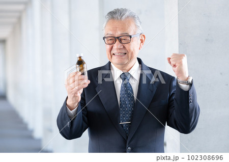 ビジネスマン　シニア　栄養ドリンク 102308696