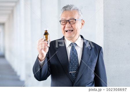 ビジネスマン　シニア　栄養ドリンク 102308697