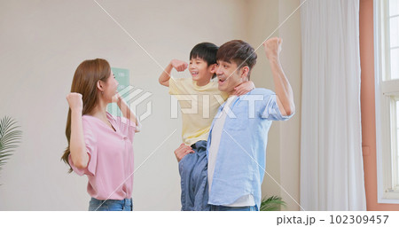 asian parent happy kid grwoing asian parent happy kid grwoing 102309457