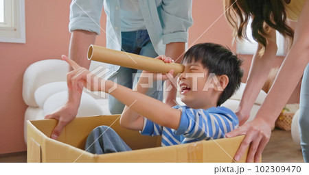 asian parent happy kid grwoing 102309470