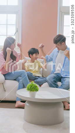 asian parent happy kid grwoing 102309506