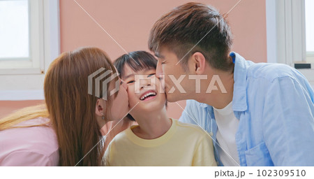 asian parent happy kid grwoing 102309510