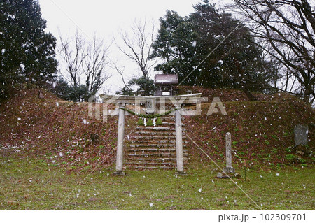 雪が降る七尾城跡/本丸跡の城山神社【国指定史跡・日本100名城】石川県七尾市 雪が降る七尾城跡/本丸跡の城山神社【国指定史跡・日本100名城】石川県七尾市 102309701