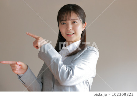 横を指さすフレッシャーズ女性_2 102309823