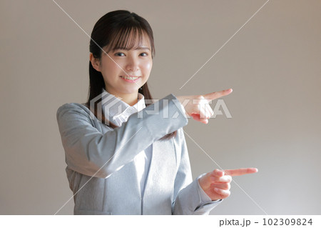 横を指さすフレッシャーズ女性_3 102309824