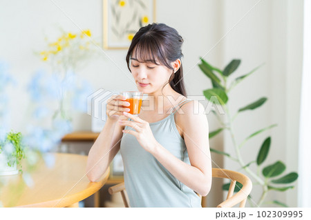 野菜ジュースを飲む若い女性 102309995