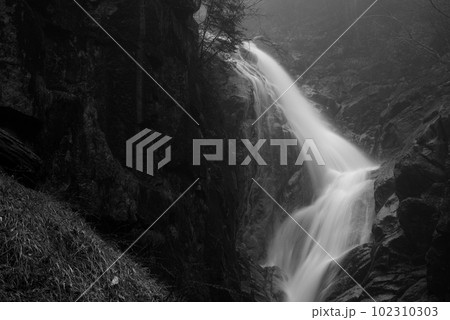 霧の中を流れる滝　モノクローム　田立の滝 102310303