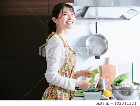 キッチンで料理する女性 キッチンで料理する女性 102311321