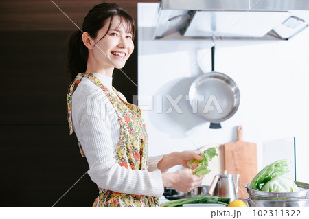 キッチンで料理する女性 キッチンで料理する女性 102311322