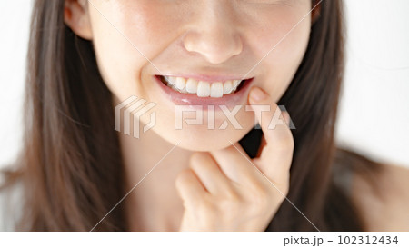 ビューティー　歯　ホワイトニング　女性 102312434