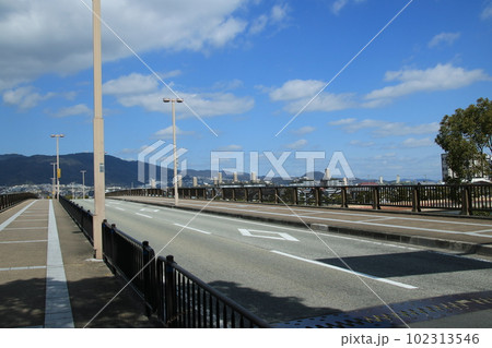 潮風大橋(兵庫県芦屋市)橋上からの風景 潮風大橋(兵庫県芦屋市)橋上からの風景 102313546