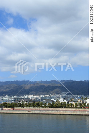 芦屋川河口付近から見た兵庫県芦屋と神戸市東灘区の街並み 芦屋川河口付近から見た兵庫県芦屋と神戸市東灘区の街並み 102313549
