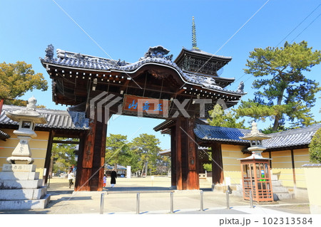 【香川県】四国霊場「第75番札所」総本山善通寺(南大門と五重塔) 【香川県】四国霊場「第75番札所」総本山善通寺(南大門と五重塔) 102313584
