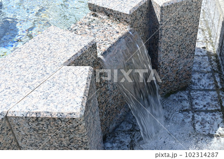 大垣駅前の公園と湧水(水都の泉） 102314287