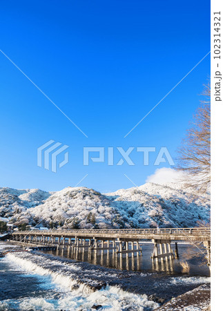 京都嵐山 渡月橋の雪景色 京都嵐山 渡月橋の雪景色 102314321