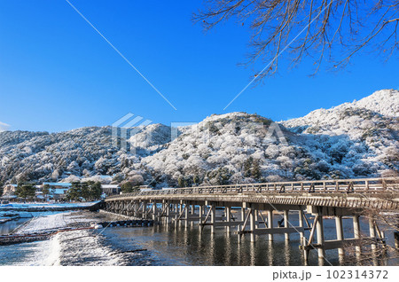 京都嵐山　渡月橋の雪景色 102314372