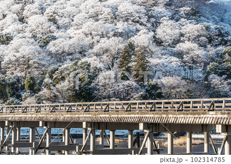 冬の京都嵐山 渡月橋の雪景色 冬の京都嵐山 渡月橋の雪景色 102314785