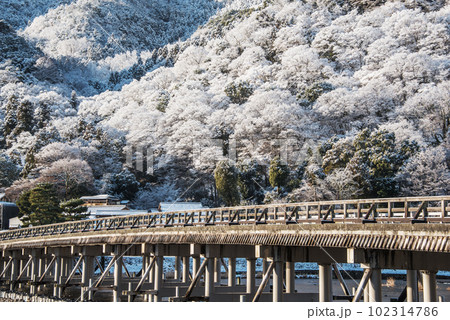 冬の京都嵐山 渡月橋の雪景色 冬の京都嵐山 渡月橋の雪景色 102314786