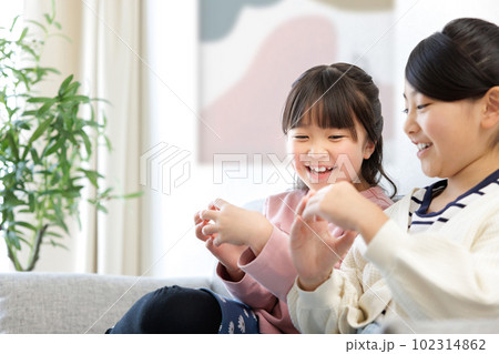 スマホを持つ小学生の女の子 スマホを持つ小学生の女の子 102314862