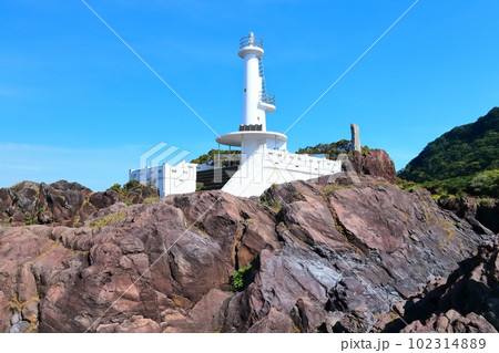 【鹿児島県】晴天の薩摩長崎鼻灯台(灯台と美しい景色で有名な場所) 【鹿児島県】晴天の薩摩長崎鼻灯台(灯台と美しい景色で有名な場所) 102314889