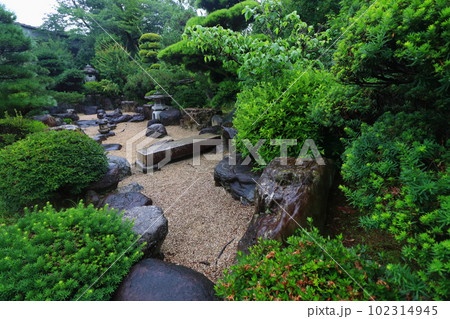 雨の日の庭園 【千葉県成田市宗吾霊堂あじさい園にて】 雨の日の庭園 【千葉県成田市宗吾霊堂あじさい園にて】 102314945