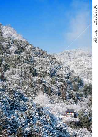冬の京都　嵐山の雪景色と千光寺 102315390