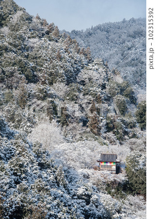 冬の京都　嵐山の雪景色と千光寺 102315392