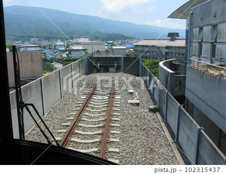 土佐くろしお鉄道の阿佐線（ごめん・なはり線）、終点の奈半利駅で、車内からみた線路端 102315437