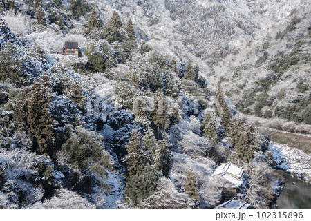 嵐山公園展望台から望む嵐山の雪景色 102315896