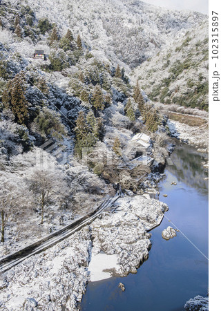 嵐山公園展望台から望む嵐山の雪景色 102315897