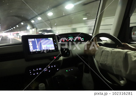 運転 トンネル 高速道路 102316281