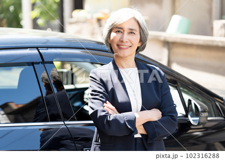 ビジネス　シニア女性　車 102316288