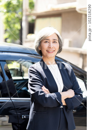 ビジネス シニア女性 車 ビジネス シニア女性 車 102316290