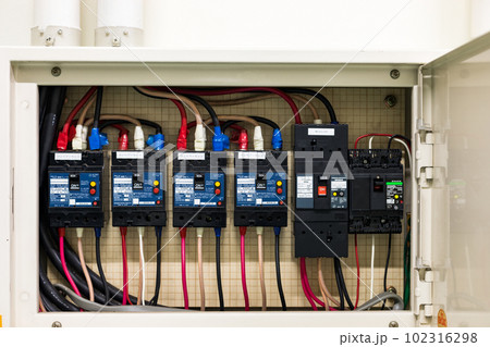 分電盤ボックス内の漏電ブレーカー 102316298