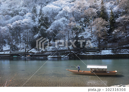 冬の京都 雪景色の嵐山と屋形船 冬の京都 雪景色の嵐山と屋形船 102316308