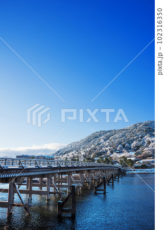冬の京都　雪景色の嵐山と渡月橋 102316350