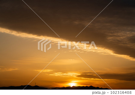 住宅街と山並みとオレンジに染まる夕焼 住宅街と山並みとオレンジに染まる夕焼 102316408