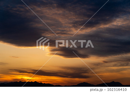 住宅街と山並みとオレンジに染まる夕焼 住宅街と山並みとオレンジに染まる夕焼 102316410