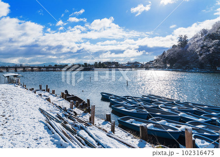 冬の京都嵐山 雪に覆われたボート乗り場 冬の京都嵐山 雪に覆われたボート乗り場 102316475