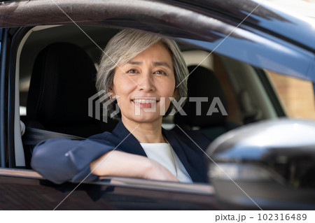 車を運転するシニア女性 102316489