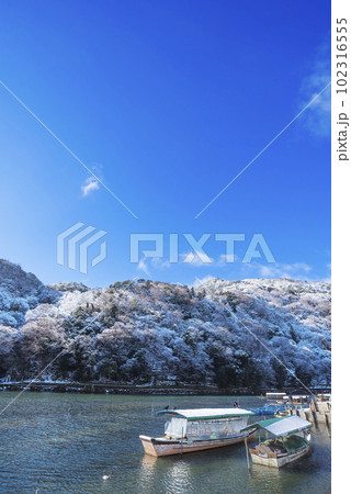 冬の京都　嵐山の雪景色と屋形船 102316555