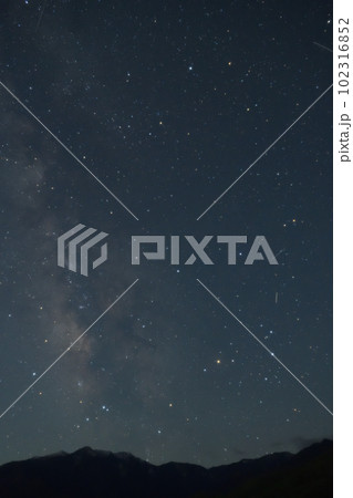 北杜市白州町、鳳凰三山の上の天の川とさそり座 102316852
