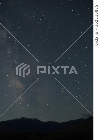 北杜市白州町、鳳凰三山の上の天の川とさそり座 102316855